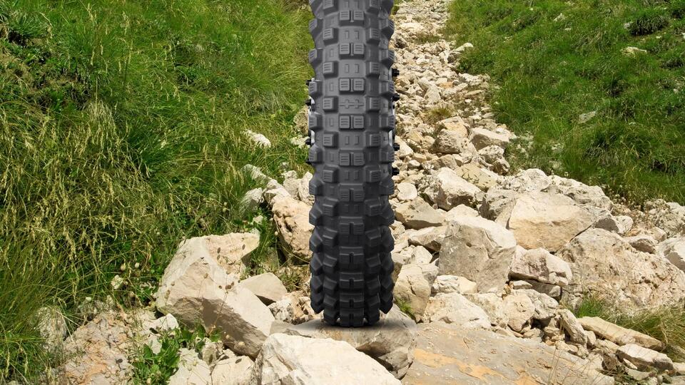 Tyre MICHELIN TRACKER features-and-benefits-2 16/9